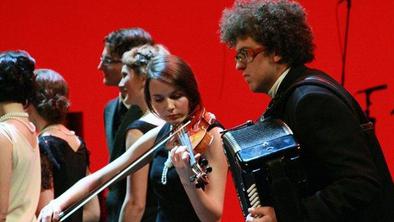 Prvi pravi muzikal po ljudskih motivih s 150 nastopajočimi