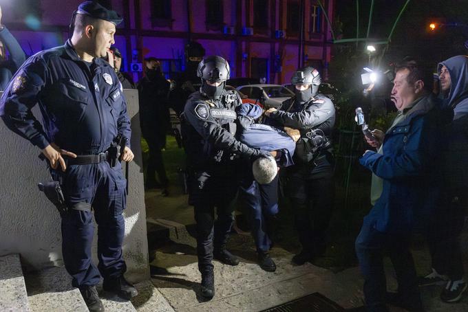 Privedba osumljencev na policijo | Foto: Reuters