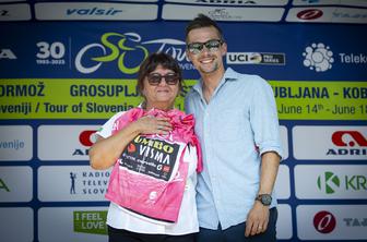 Dama, ki ji je Roglič pred leti odstrigel čop, zdaj pa v znak zahvale podaril rožnato majico