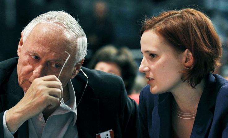 Katja Kipping (na fotografiji), ki je sopredsednica Levice, nasprotuje Lafontainovim predlogom o bolj omejevalni politiki priseljevanja. Lafontaine je poročen s Sahro Wagenknecht, prav tako pomembno članico Levice. Tudi Wagenknechtova je kritična do politike odprtih mej. | Foto: Reuters