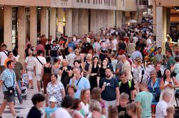 Na Hrvaškem julija nekoliko manj turistov kot lani