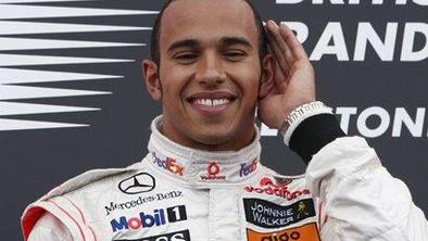 Lewis Hamilton se je pomeril z letalom (video)