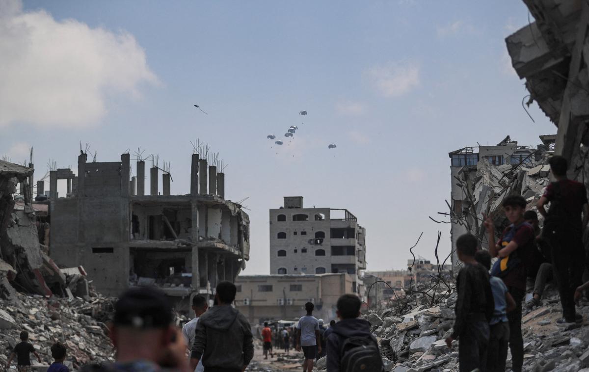 Gaza, Izrael | V bolnišnico v begunskem taborišču Nuseirat v osrednjem delu Gaze so prepeljali trupla šestih Palestincev, med njimi tudi truplo otroka. Žrtve so bile tarča izraelskega streljanja, medtem ko so v množici čakale na hrano, poroča AFP. | Foto Reuters