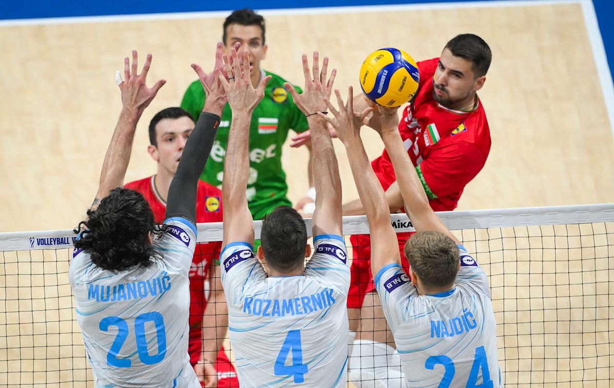slovenska odbojkarska reprezentanca : Bolgarija, svetovno prvenstvo | Slovenski odbojkarji so po dveh urah in 20 minutah izgubili z Bolgari, ki so se že uvrstili v osmino finala, Slovenci pa bodo o tem odločali v sredo, ko morajo za napredovanje premagati Nemce. | Foto Volleyball World