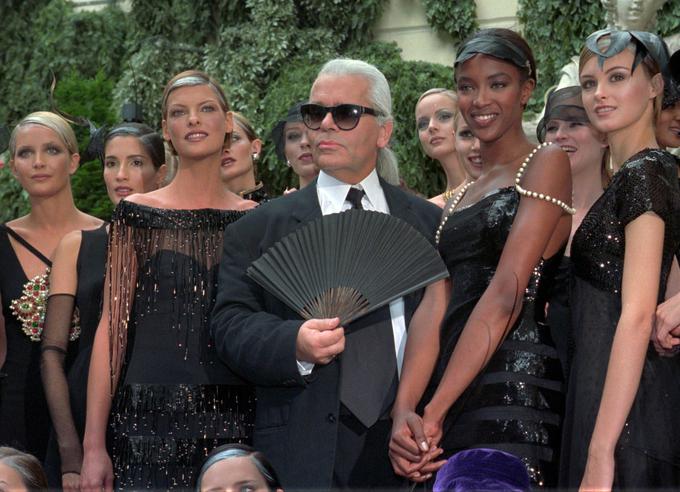 Linda Evangelista v družbi modnega oblikovalca Karla Lagerfelda, manekenke Naomi Campbell in drugih modelov | Foto: Guliverimage