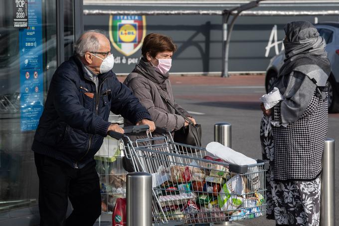 V Italiji so obiski trgovin še dovoljeni, a strogo nadzorovani: državljani pred trgovinami namreč stojijo v vrstah, saj jih vanje spuščajo v omejenem številu.  | Foto: Guliverimage/Getty Images