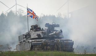 Rusi na robu živčnega zloma: "Britanski tanki iz Estonije gredo nad Sankt Peterburg"