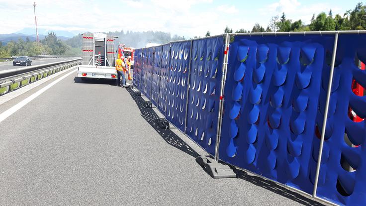 Da bi bilo zvedavih pogledov in zato upočasnjevanja prometa manj, imajo upravljavci avtocest za primere težjih nesreč na voljo tudi zaščitne panoje. | Foto: DARS/zajem zaslona