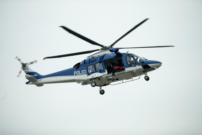 heikopter policija slovenska policija | Pokojno osebo so s policijskim helikopterjem prepeljali v dolino. | Foto Ana Kovač