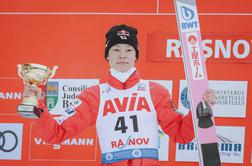 Vodilna skakalca zime diskvalificirana, veselje Japonca, do točk vsi Slovenci