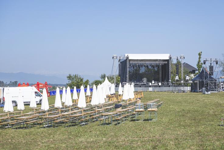 Na bližnjem travniku bo navijaška cona z več kot 20 partnerskimi aktivacijami, kjer bo vsak partner predstavil svojo vsebino. Tu bodo tudi VIP-prostor, veliki oder in gostinska ponudba. | Foto: Ana Kovač