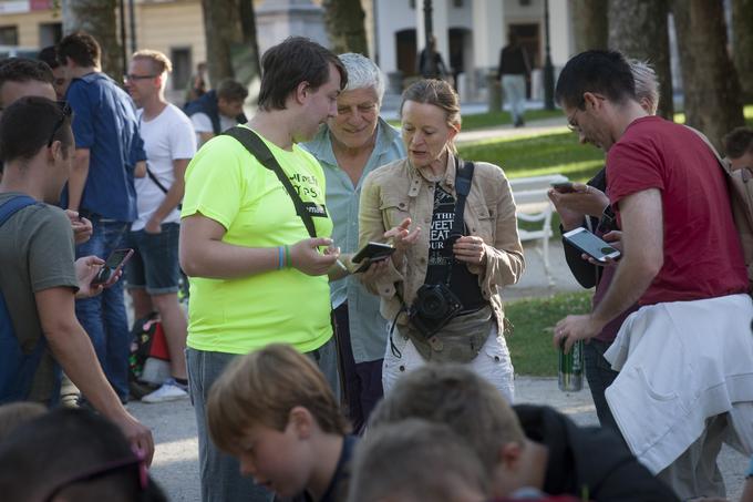 Pokemon Go je lani poleti obnorel tudi vse demografske skupine v Sloveniji. Takole so se igralci zbirali na Kongresnem trgu v Ljubljani in skupaj lovili Pokemone.  | Foto: Bojan Puhek