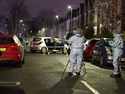 V ljudi vrgel kislino. Več poškodovanih, napadalca iščejo s helikopterjem.