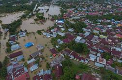 Poplave v Indoneziji zahtevale več deset življenj