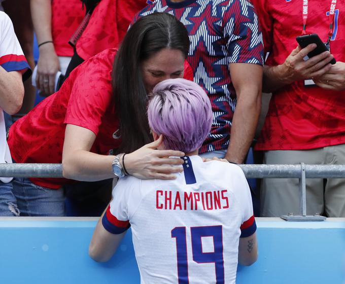 Američanke so v finalu svetovnega prvenstva z 2:0 premagale Nizozemke in se veselile četrtega naslova svetovnih prvakinj. Poljub Birdove in kapetanke Rapinoejeve po zmagi.  | Foto: Reuters