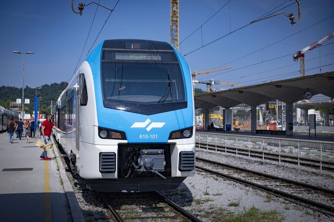 Stadler FLIRT | V družbi nadaljujejo intenzivno modernizacijo voznega parka – lani so tako že podpisali pogodbo za nakup 20 novih potniških vagonov za mednarodni promet in štirih večsistemskih lokomotiv. | Foto Ana Kovač