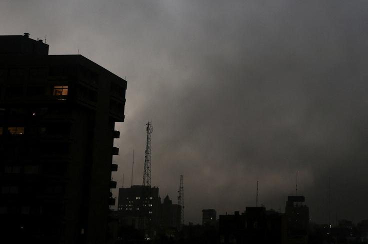 Iran je v internetno temo zavit že več kot tisoč ur. | Foto: Reuters