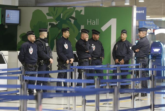 Na letališču Charles de Gaulle v Parizu, s katerega je vzletelo letalo, se je zbrala policija. | Foto: Reuters