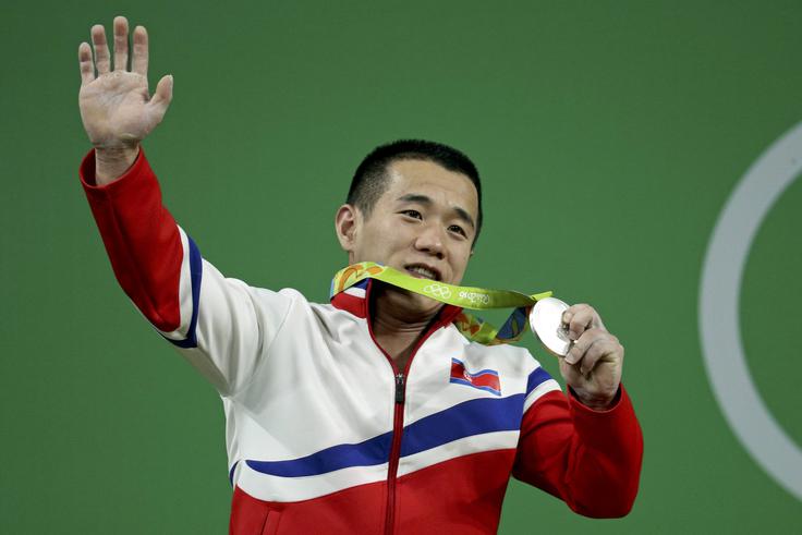 Bo Kim Mjong Čol zaradi "le" srebrne medalje doma ob boljši paket hrane ali bo morda  ostal celo brez avtomobila? | Foto: 