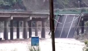 Poplave odnesle most. Vsaj 11 mrtvih. #video