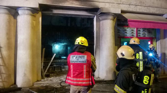 V času gašenja pa je bilo evakuiranih šest oseb iz stanovanj nad lokalom. Stanovalci so se že vrnili. (Foto: Gasilsko društvo Ljubljana mesto/Facebook) | Foto: 