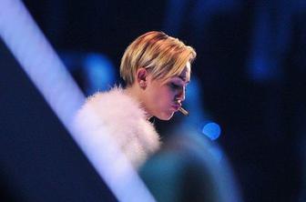 Miley Cyrus na odru kadila travo
