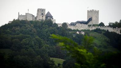 Na Celjski grad avgusta prihaja igra potopitvenega gledališča Celjski vsi