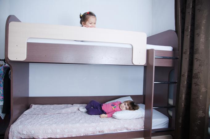 Če je otrok več, se marsikdo odloči za nakup pograda, a naj pri tem ne pozabi, da za otroke, mlajše od šestih let, spanje na zgornji postelji pograda ni varno. | Foto: Getty Images