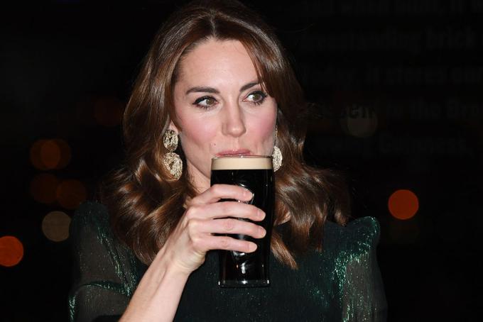 Tudi vojvodinja je uživala v kozarcu piva Guinness. | Foto: Getty Images