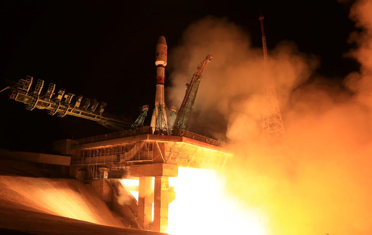 Ruska raketa Sojuz izstreljuje britanske satelite OneWeb | Fotografija izstrelitve ruske rakete Sojuz z britanskimi sateliti OneWeb leta 2021 simbolično prikazuje paradoks današnje vesoljske napetosti med Rusijo in Zahodom. Danes naj bi Moskva te iste satelite spremljala ali motila, opozarjajo britanski vojaški viri. | Foto Reuters