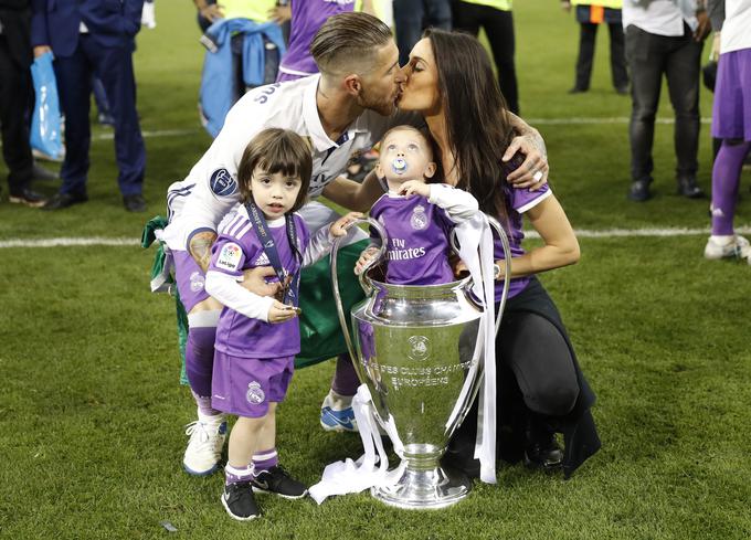 Sergio Ramos želi v soboto ponovno dvigniti v zrak pokal, namenjem evropskemu prvaku. Družina se mu bo lahko pridružila šele po podelitvi priznanj. | Foto: Reuters