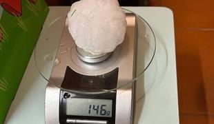 Padala toča velikanka, težka skoraj 150 gramov. Podrta številna drevesa. #video