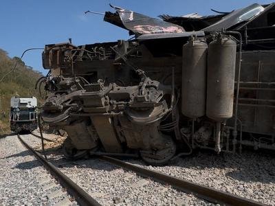 13 mrtvih in skoraj sto ranjenih v železniški nesreči