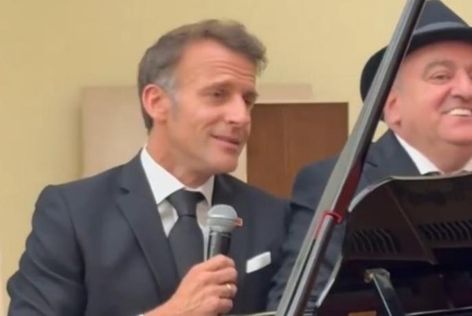 Emmanuel Macron navdušil s pevskim talentom #video