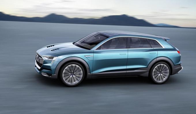 Audi e‑tron quattro concept bo, zahvaljujoč pogonskemu sistemu s tremi elektromotorji, ponujal impresivne zmogljivosti. Vsa moč sistema doseže zavidljivih 320 kilovatov, voznik pa ima na voljo še funkcijo "boost" kratkotrajnega povečanja moči in navora. Takrat na kolesa bruhne kar 370 kilovatov in več kot 800 njutonmetrov navora. | Foto: 