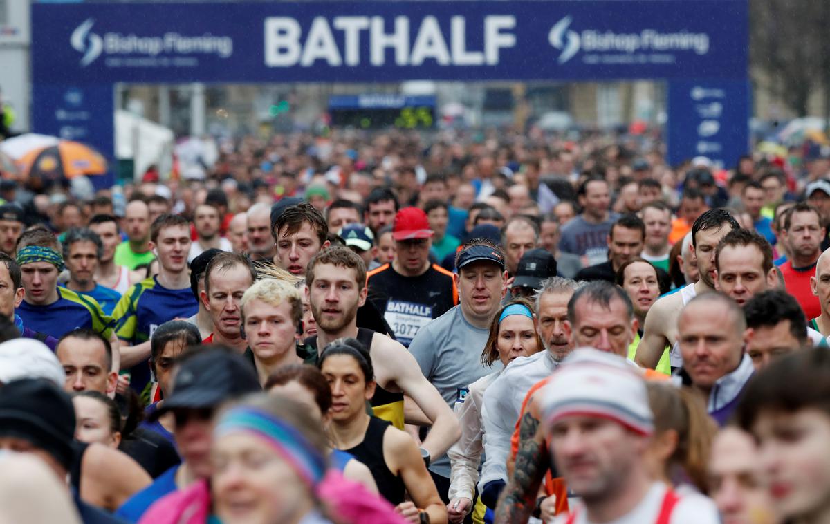 Bath Half Marathon | Kljub pozivom, naj odpovejo Bath Half Marathon, je v nedeljo po ulicah in cestah britanskega mesta Bath teklo več kot šest tisoč ljudi. | Foto Reuters