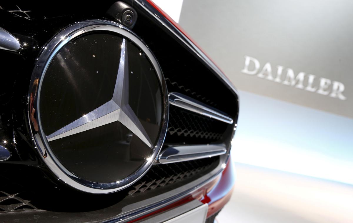 Mercedes logotip Daimler | Nemški koncern Daimler, ki izdeluje avtomobile znamk Mercedes-Benz in Smart, ostaja partner Luke Koper. | Foto Reuters