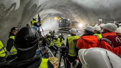Predor Karavanke končno uradno prebit. Kdaj bo stekel promet? #foto #video