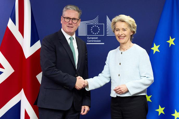 Keir Stamer, Ursula von der Leyen | Obnovitev odnosov z EU ne pomeni vrnitve Otoka v Unijo, si pa britanski laburisti želijo izboljšanja obstoječega sporazuma o trgovini in sodelovanju. Med drugim si britanska vlada prizadeva za nov varnostni sporazum z Unijo, veterinarski sporazum, s katerim bi omilili nadzor na mejah, pa tudi medsebojno priznanje poklicnih kvalifikacij. | Foto Reuters