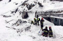 V ruševinah pod snežnim plazom našli deset živih #video