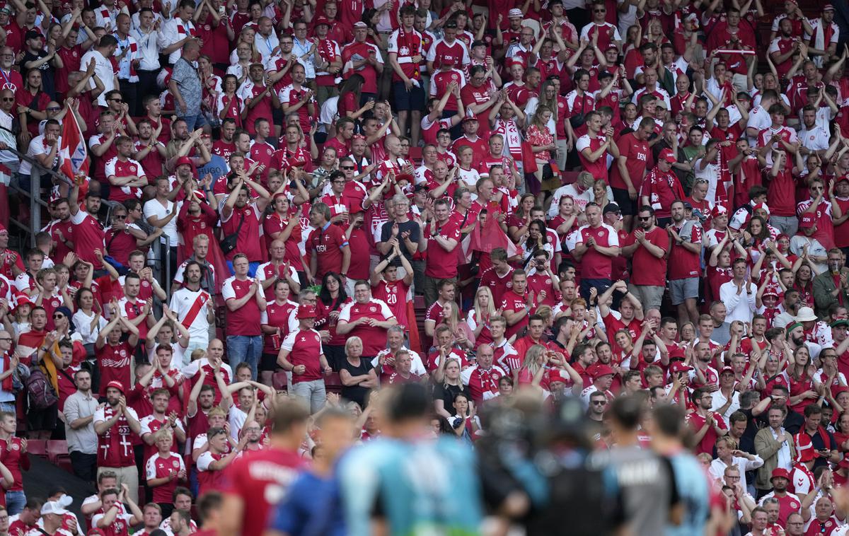 Danska navijači | Trije danski navijači so se med ogledom tekme evropskega nogometnega prvenstva proti Belgiji okužili z različico novega koronavirusa delta. | Foto Guliverimage