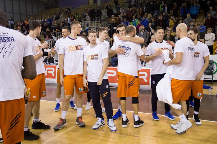 Kapetan Joksimović je vsem članom ekipe čestital za naslov pokalnega prvaka. | Foto: Urban Urbanc/Sportida