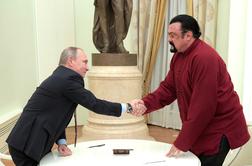 Putin igralca Stevena Seagala odlikoval z državnim redom za prijateljstvo