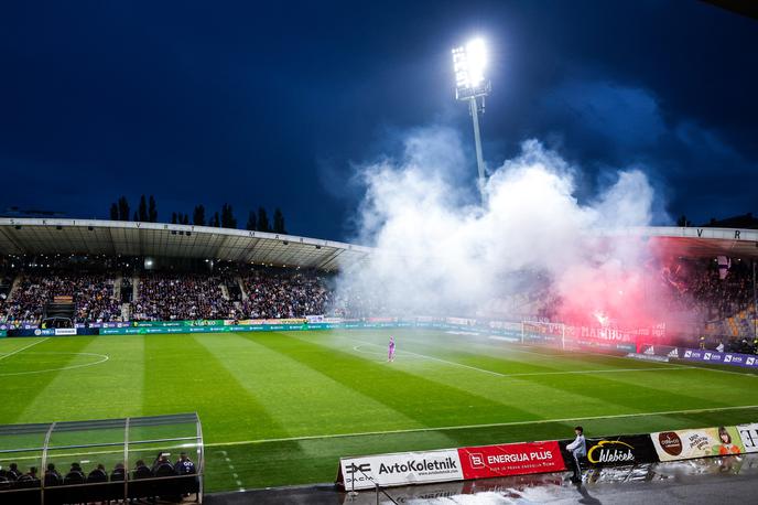 derbi Ljudski vrt | Kako je sploh možno, da toliko pirotehnike Viole spravijo na tribuno. | Foto Aleš Fevžer