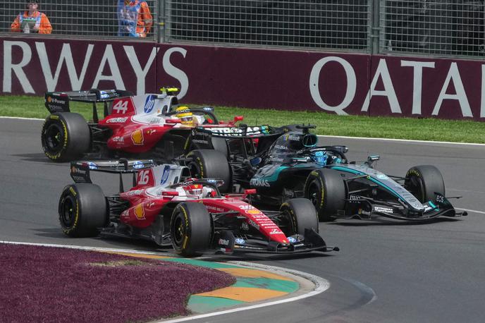 Melbourne Charles Leclerc George Russell Lewis Hamilton | Charles Leclerc, George Russell in Lewis Hamilton so bili v prvem delu dirke v izjemnem boju za vodstvo. | Foto Guliverimage