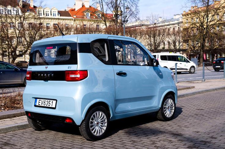 Doseg po trditvah proizvajalca znaša do 200 kilometrov. Elektromotor z močjo 13 kilovatov so postavili zadaj. | Foto: Dartz