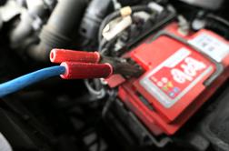 Mraz in vse več klicev na pomoč: testi razkrili stanje akumulatorjev v Sloveniji