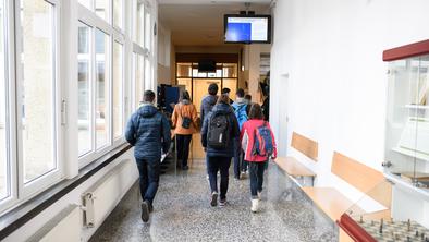 Otroški dodatki, državne štipendije in subvencija študentske prehrane od danes višji