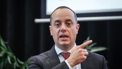 Unicredit: manj negotovosti v svetovni trgovini, a potrošniki v EU ostajajo previdni