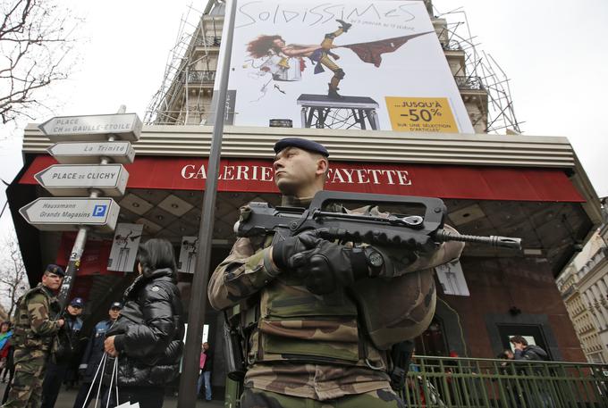 Francija je od lanskega januarja v fazi visoke stopnje pripravljenosti. Policija in vojska varujeta območja turističnih znamenitosti, prostorov, kjer se zbirajo ljudje, od stadionov do katedral. | Foto: Reuters